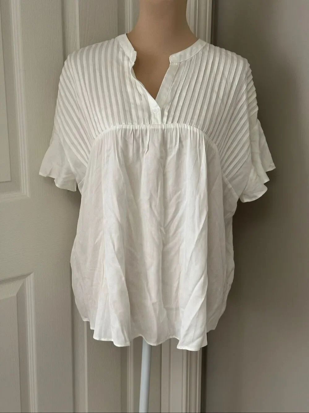 ee:someāwhite blouse